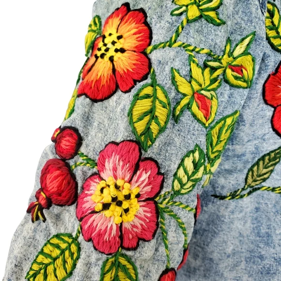 Embroidered Roses Denim Top Size M - Picture 7 of 14